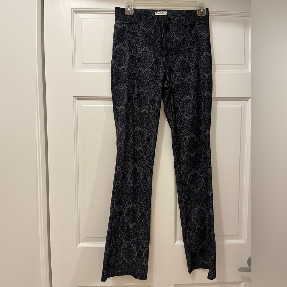 Evolution women's leggings, size 3 print, gently used, excellent condition